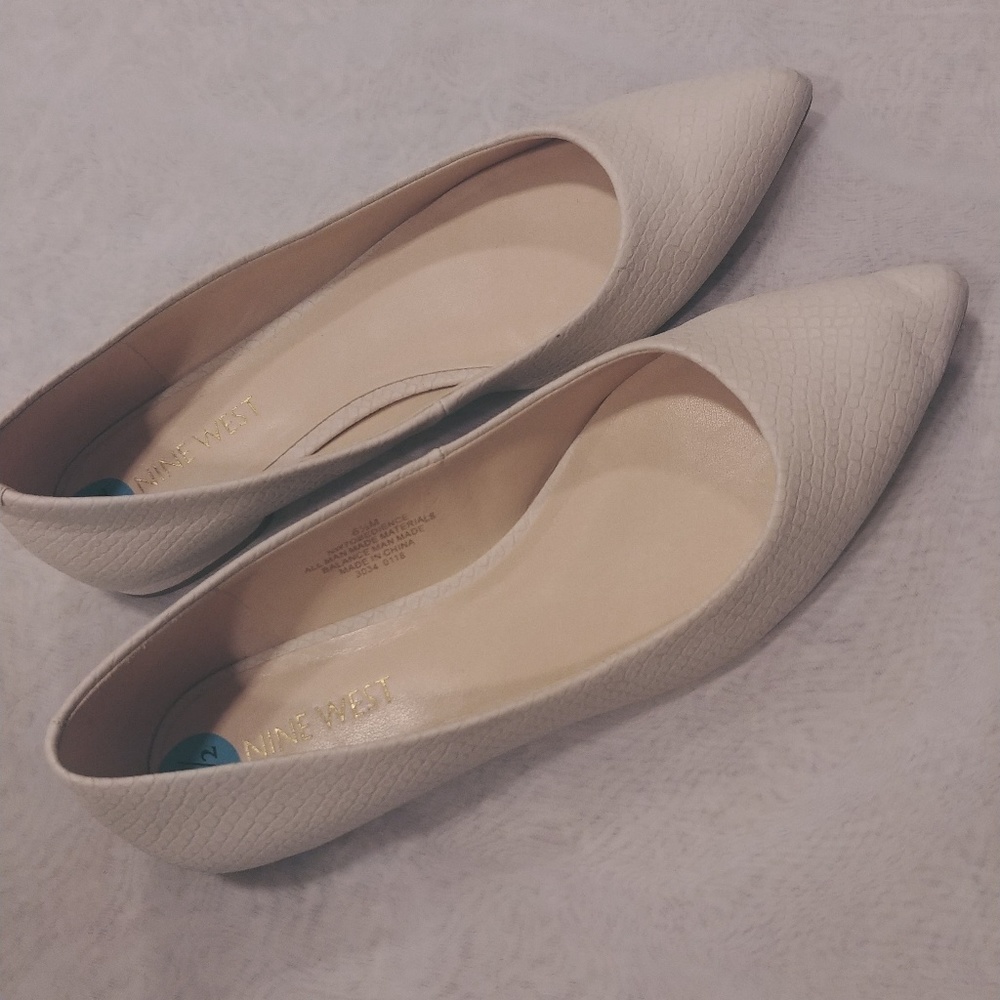 NEVER BEEN WORN Nine West flats